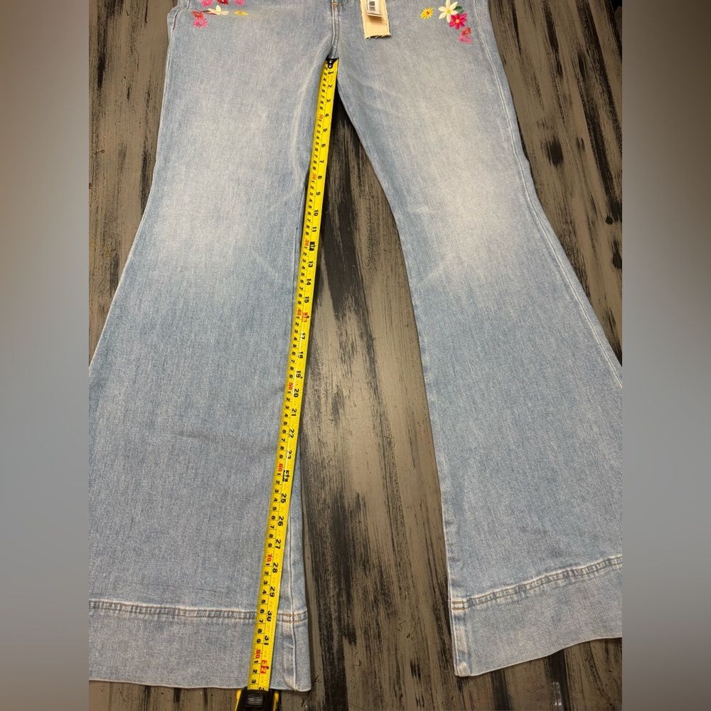 Alice + Olivia "Beautiful" High-Rise Bell Bottom Jeans - Floral Embroidered NWT - Picture 7 of 16
